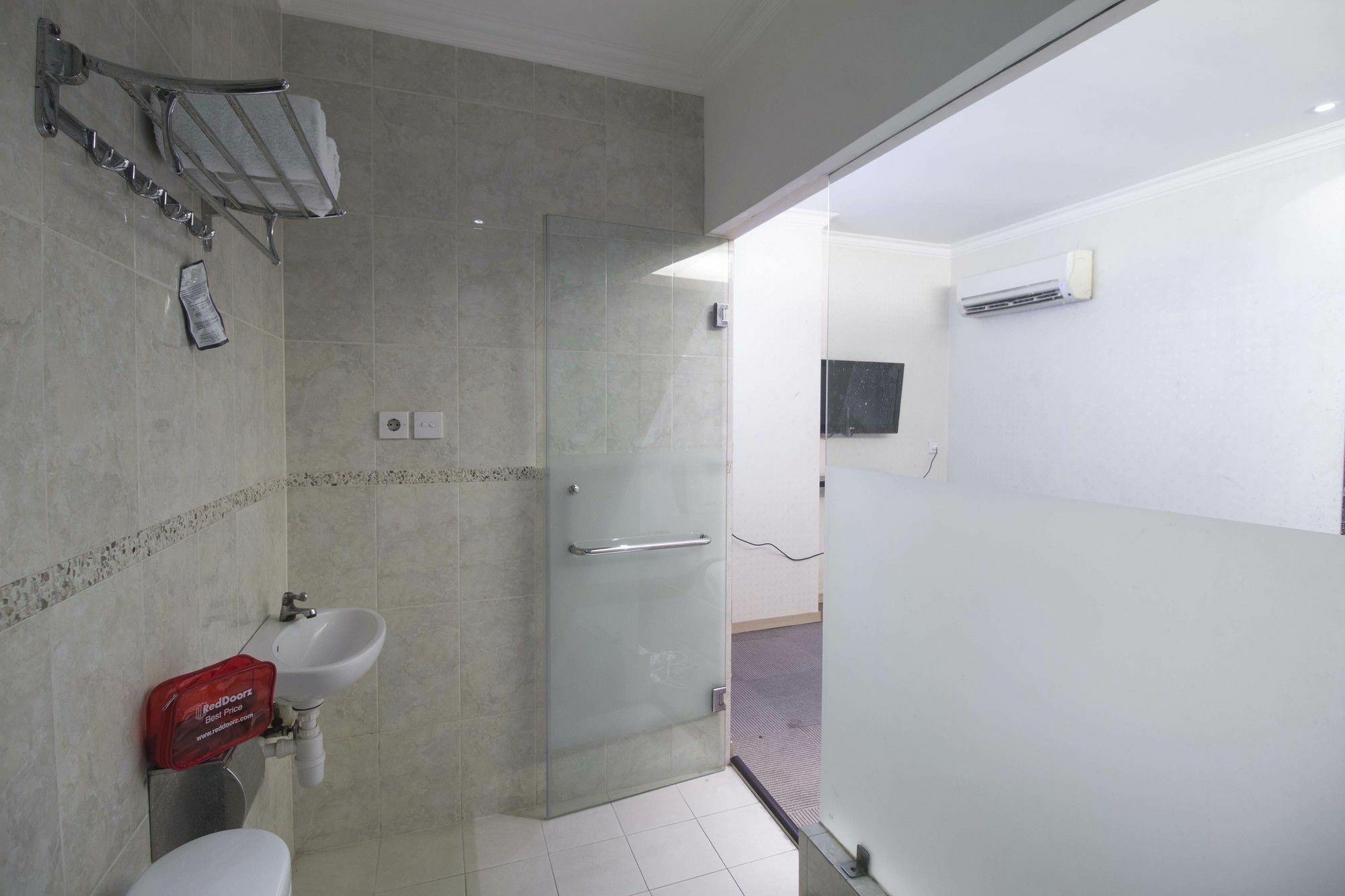 Hotel Reddoorz @ Mangga Besar 5